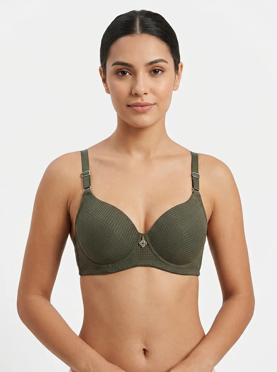 Model_wearing_dark_green_bra_202609081009 حمالة صدر رافعة ناعمة لأفضل قوام مثالي - الصورة 1