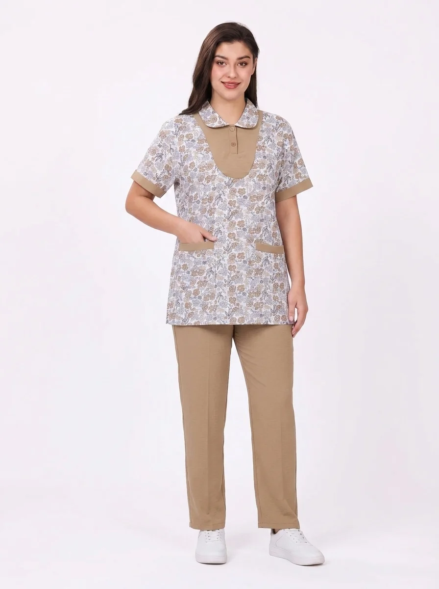 Woman_posing_in_medical_scrubs_202608290357 يونيفورم بياقة بيتر بان وطباعة زهور - الصورة 1