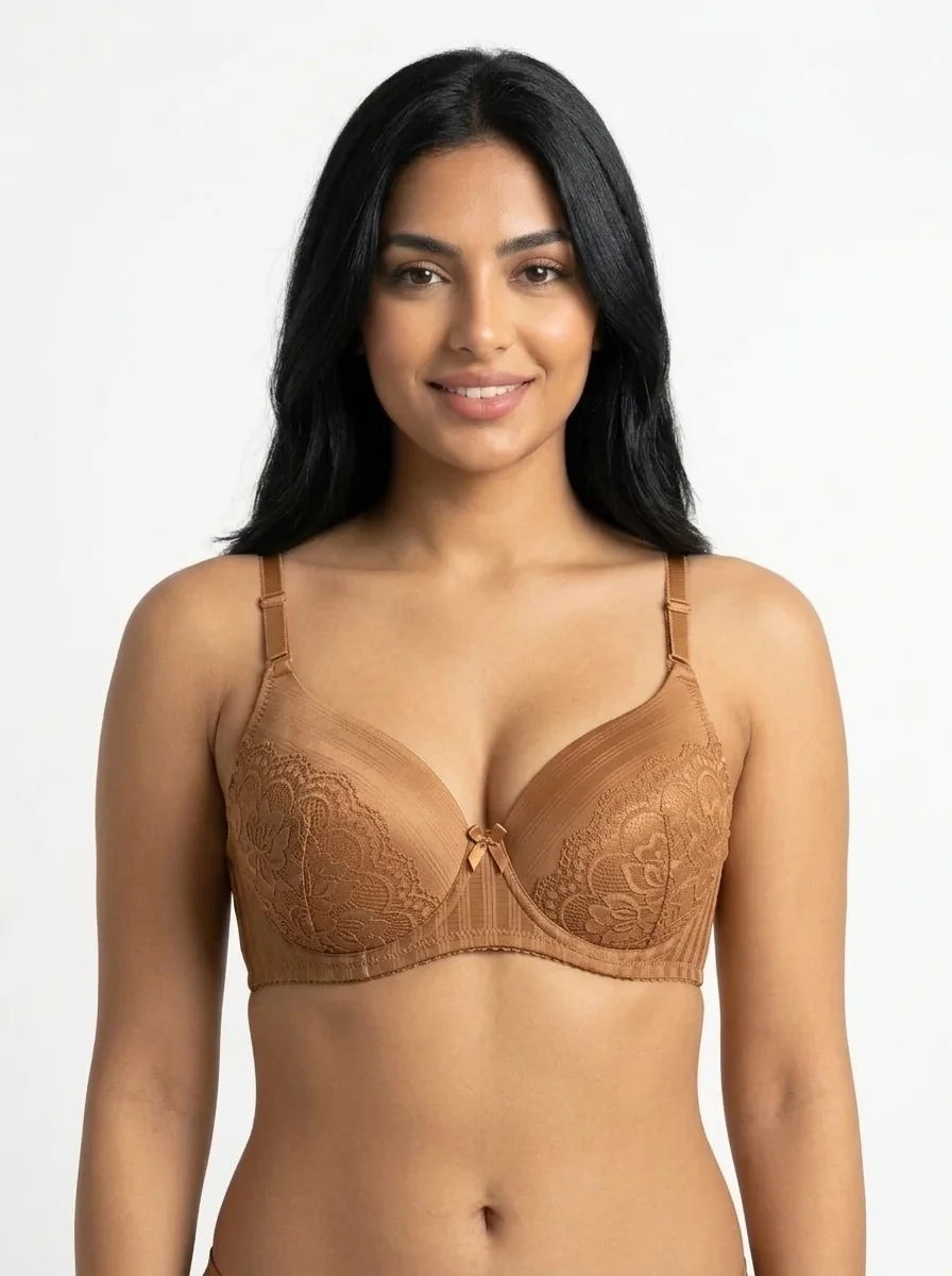 Woman_smiling_wearing_brown_bra_202607310441 حمالة صدر نسائية مريحة بدون أسلاك بطبقة دانتيل وملمس مخطط بمقاسات كبيرة - الصورة 1