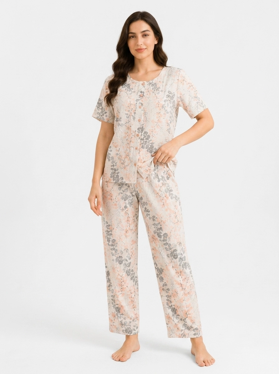 Woman_wearing_floral_pajama_set_202607150703 (2) طقم ملابس منزلية نباتي خوخي - الصورة 1