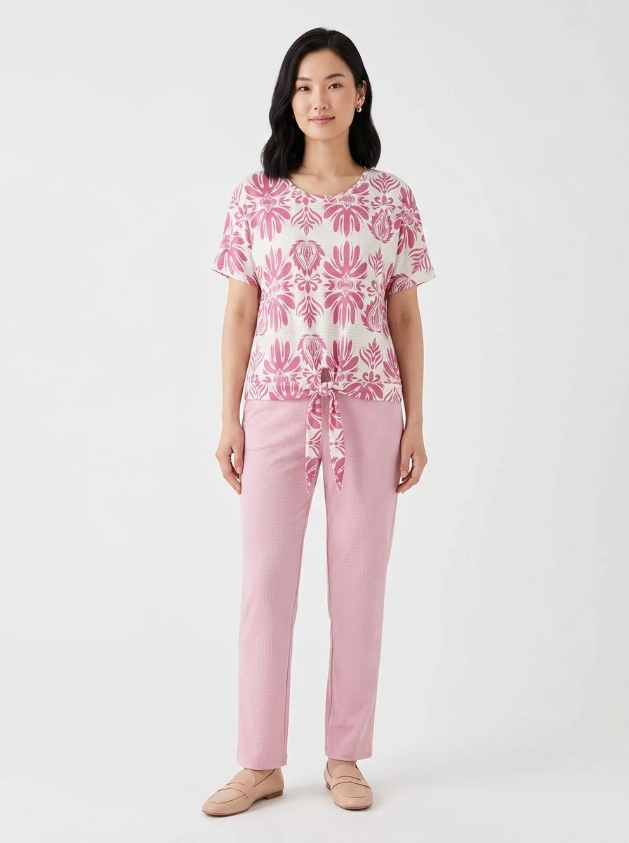 Model_wearing_pink_patterned_shirt_202608120203 (1) طقم ملابس منزلية نسائي بنقشة الزهور - الصورة 1