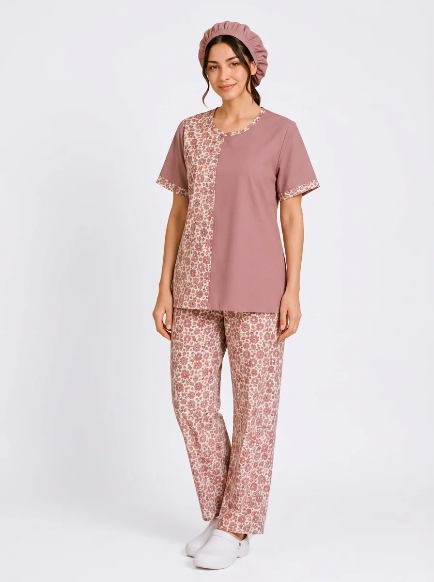 Woman_wearing_medical_scrubs_202608290319 يونيفورم احترافي نسائي للموظفات - الصورة 1