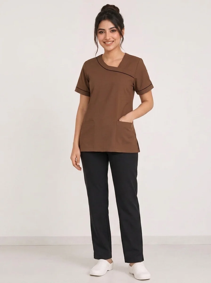 Woman_wearing_medical_scrubs_posing_202608290221 بدلة نسائية احترافية من قطعتين - الصورة 1