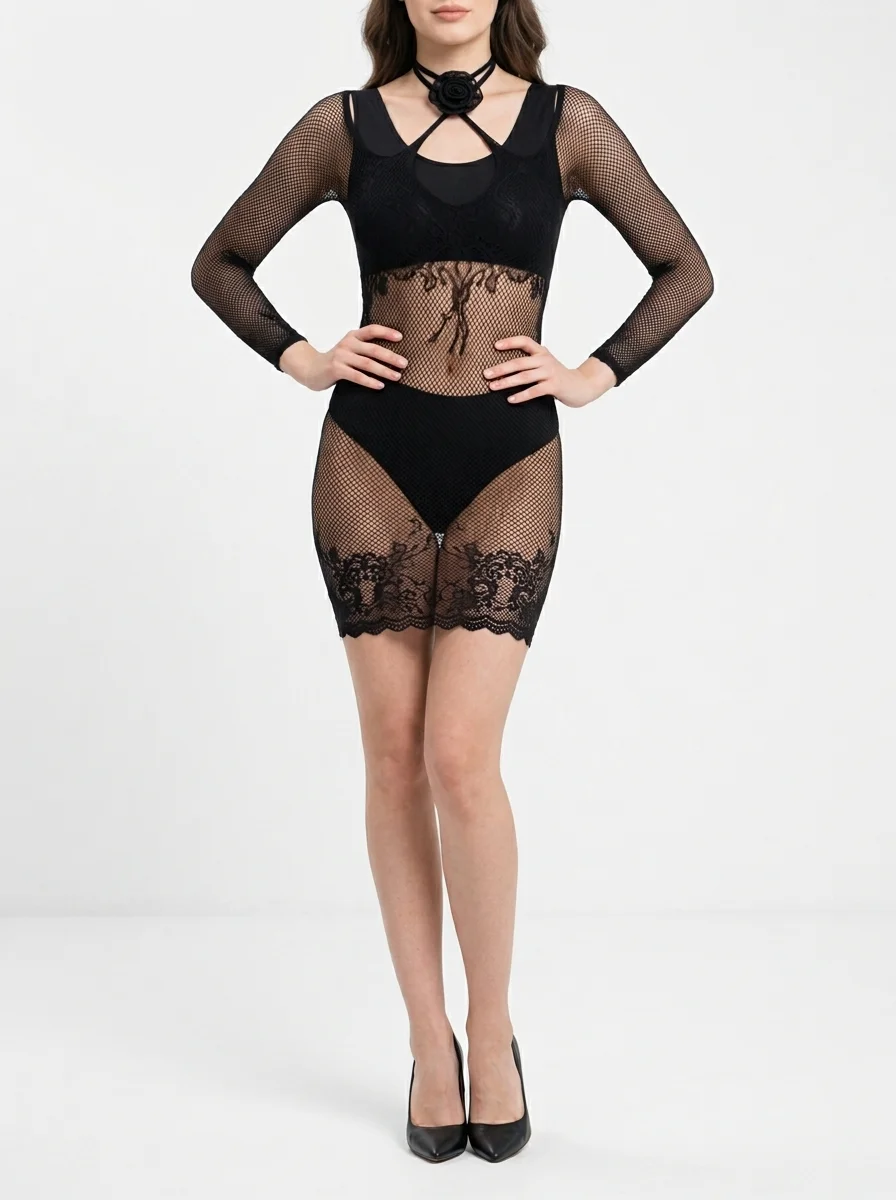 Model_wearing_black_lace_dress_20260915180939 بدلة جسدية نسائية ذات رقبة قصيرة، بنمط متقاطع، من الدانتيل الزهري والشبكة - الصورة 1